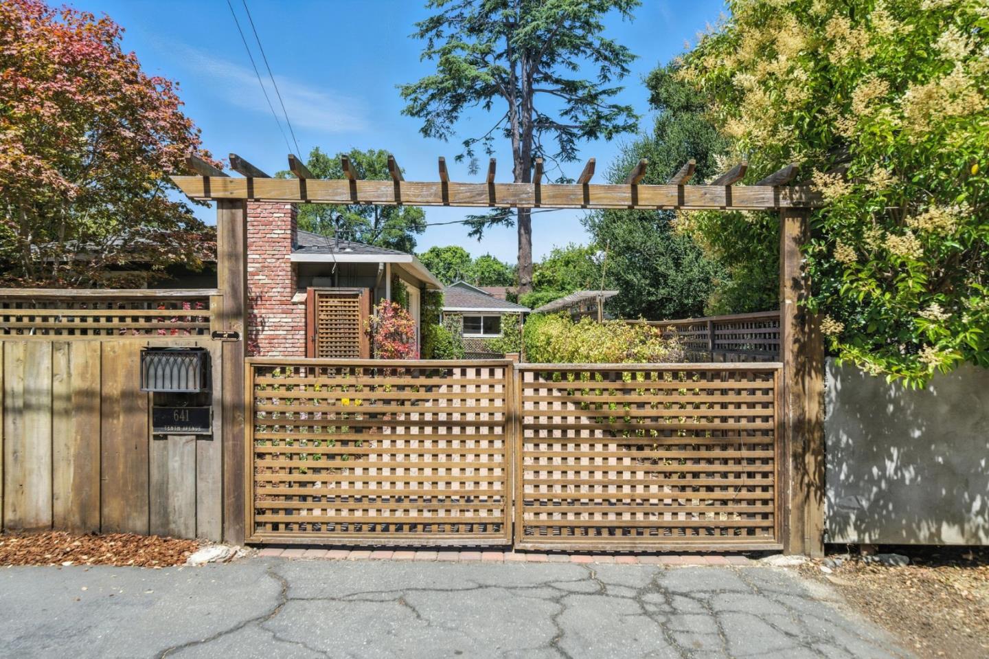 Detail Gallery Image 23 of 27 For 641 10th Ave, Menlo Park,  CA 94025 - 3 Beds | 2 Baths