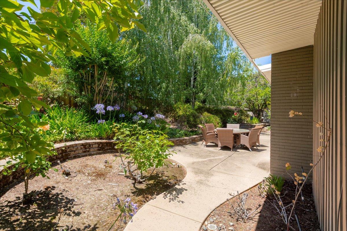 Detail Gallery Image 29 of 32 For 291 La Mesa Dr, Portola Valley,  CA 94028 - 4 Beds | 2 Baths