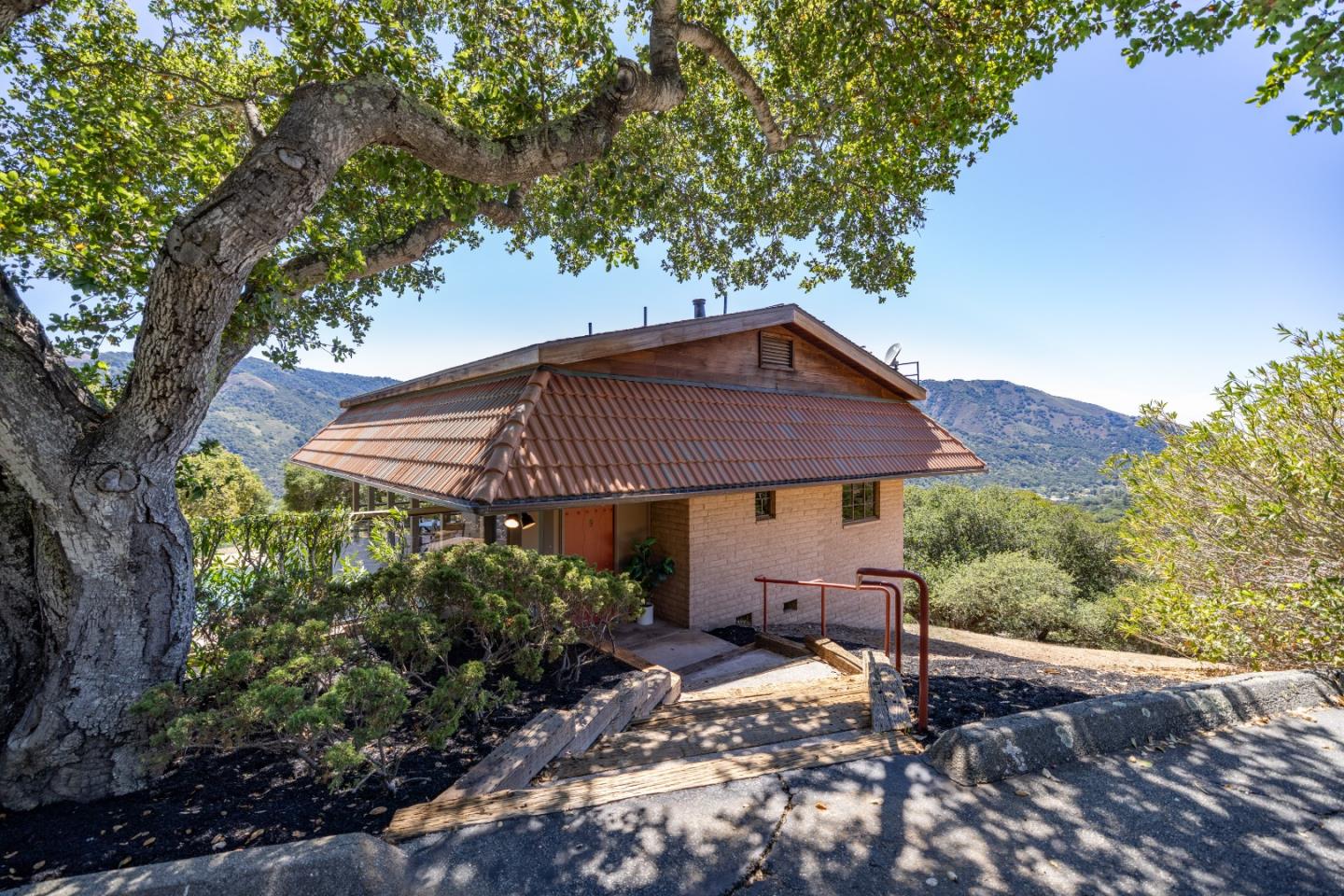 Detail Gallery Image 3 of 17 For 9 De Amaral Rd, Carmel Valley,  CA 93924 - 1 Beds | 2 Baths