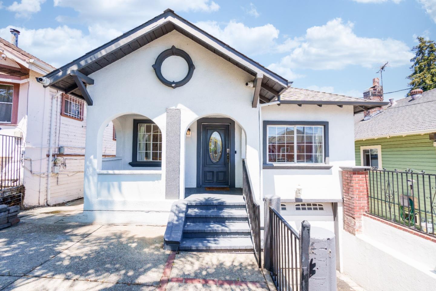 Detail Gallery Image 1 of 38 For 2036 E 20th St, Oakland,  CA 94606 - 4 Beds | 2 Baths