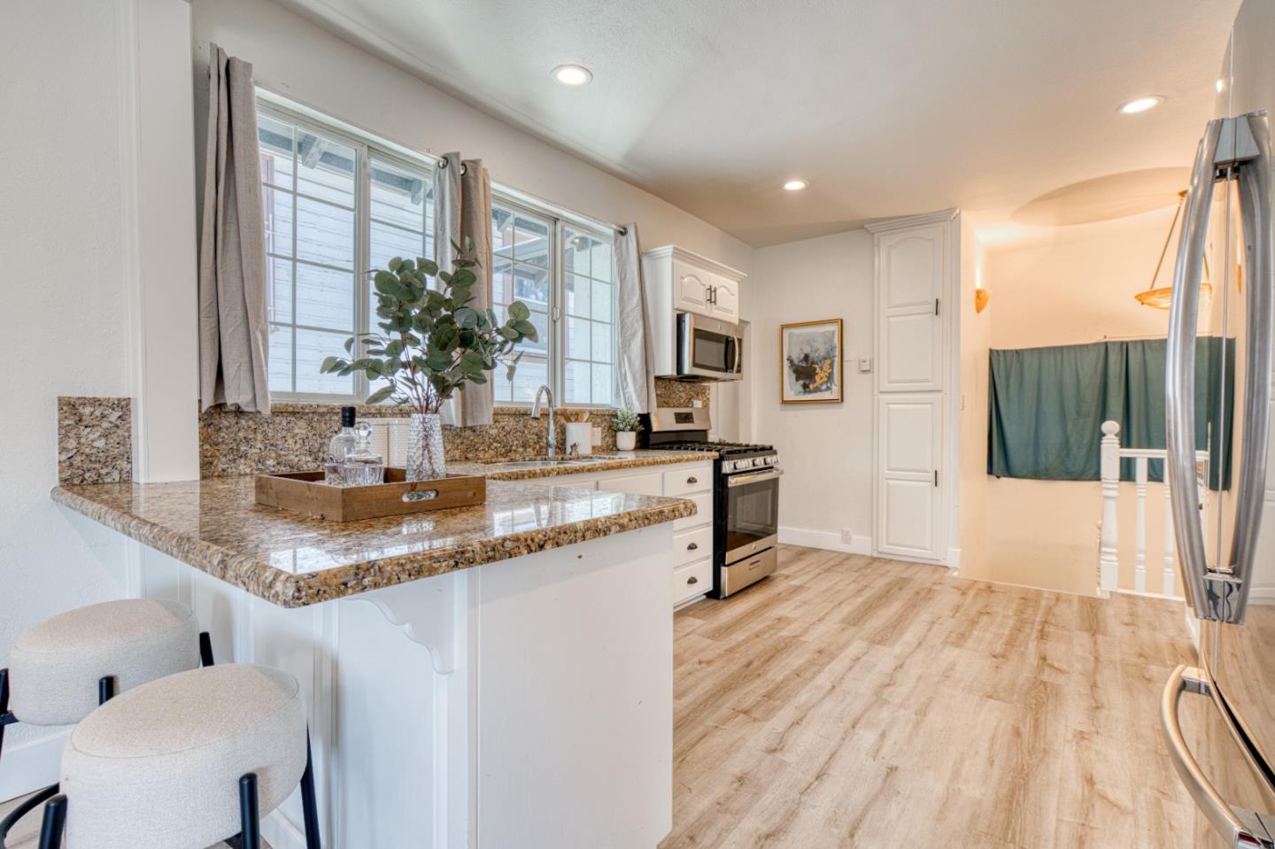 Detail Gallery Image 10 of 38 For 2036 E 20th St, Oakland,  CA 94606 - 4 Beds | 2 Baths