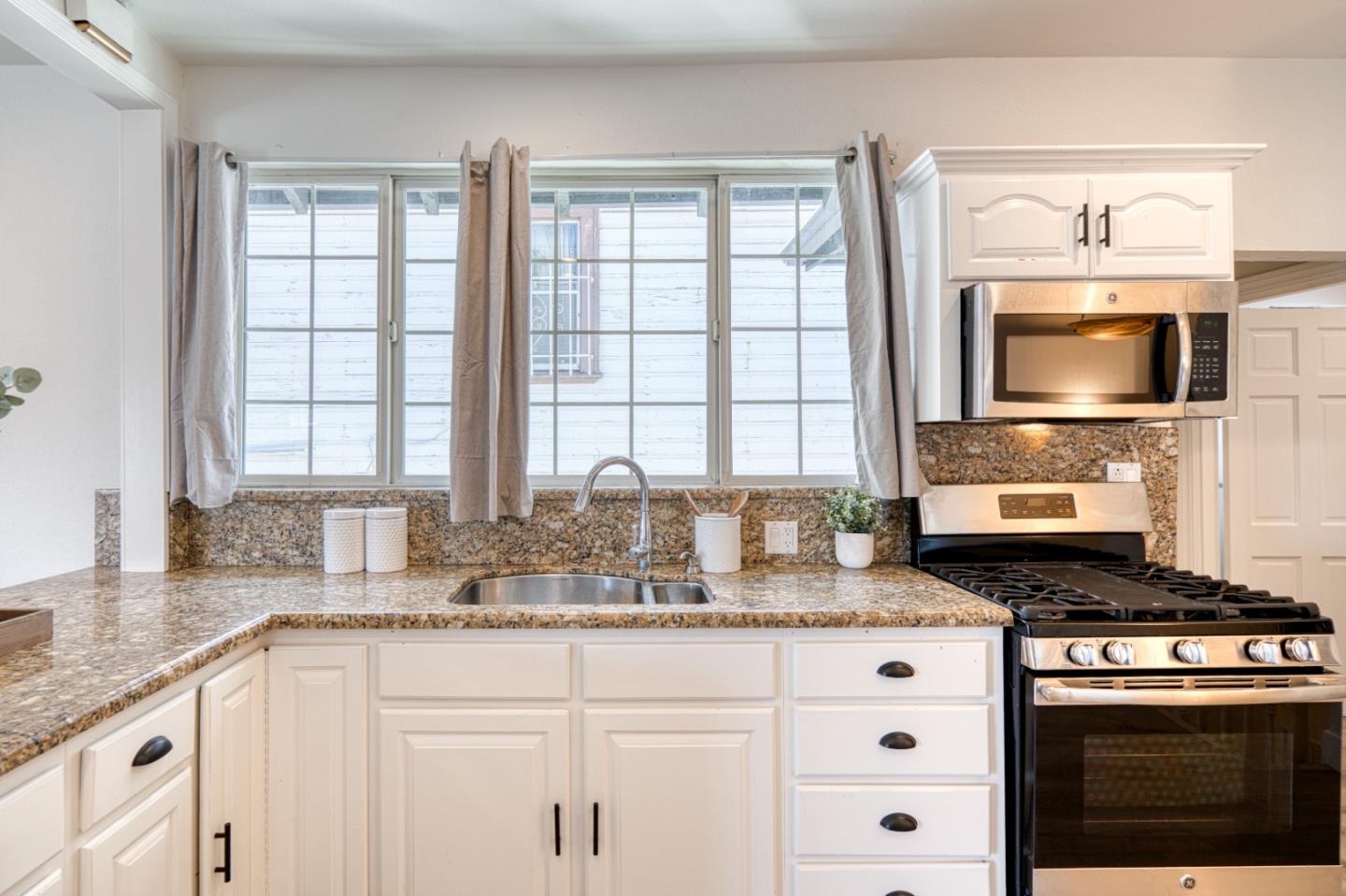Detail Gallery Image 11 of 38 For 2036 E 20th St, Oakland,  CA 94606 - 4 Beds | 2 Baths