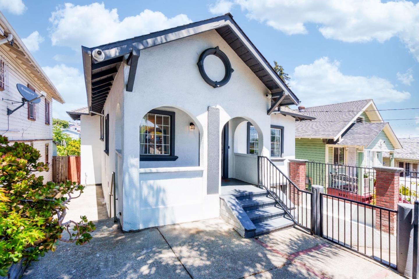 Detail Gallery Image 2 of 38 For 2036 E 20th St, Oakland,  CA 94606 - 4 Beds | 2 Baths