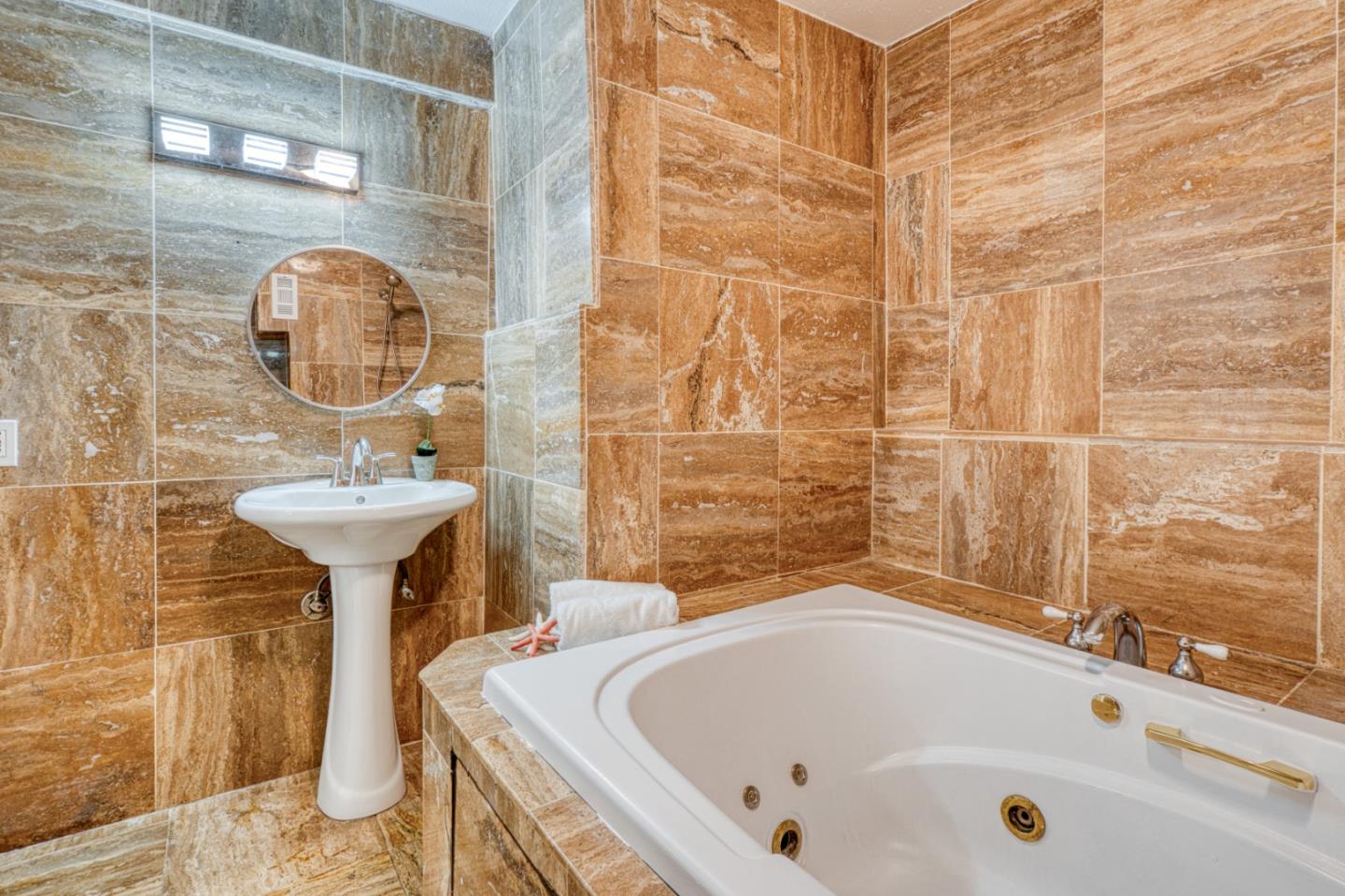 Detail Gallery Image 23 of 38 For 2036 E 20th St, Oakland,  CA 94606 - 4 Beds | 2 Baths