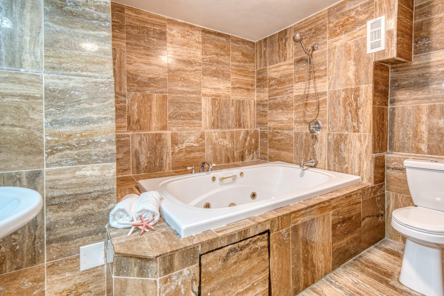 Detail Gallery Image 24 of 38 For 2036 E 20th St, Oakland,  CA 94606 - 4 Beds | 2 Baths