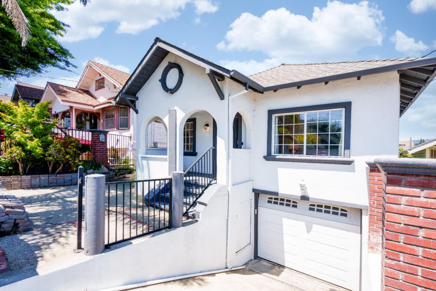Detail Gallery Image 3 of 38 For 2036 E 20th St, Oakland,  CA 94606 - 4 Beds | 2 Baths