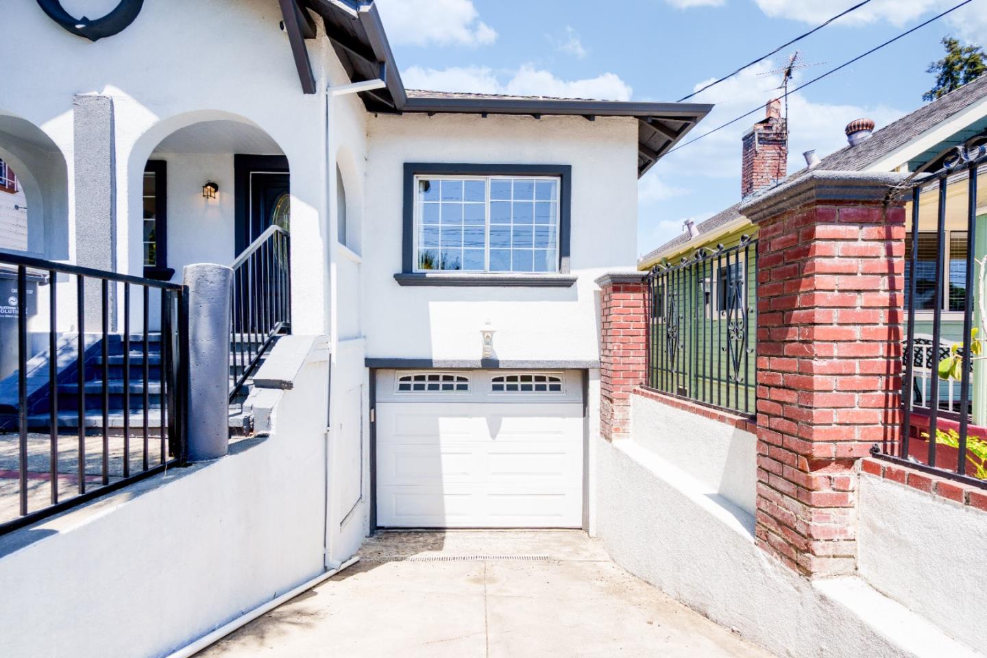 Detail Gallery Image 4 of 38 For 2036 E 20th St, Oakland,  CA 94606 - 4 Beds | 2 Baths