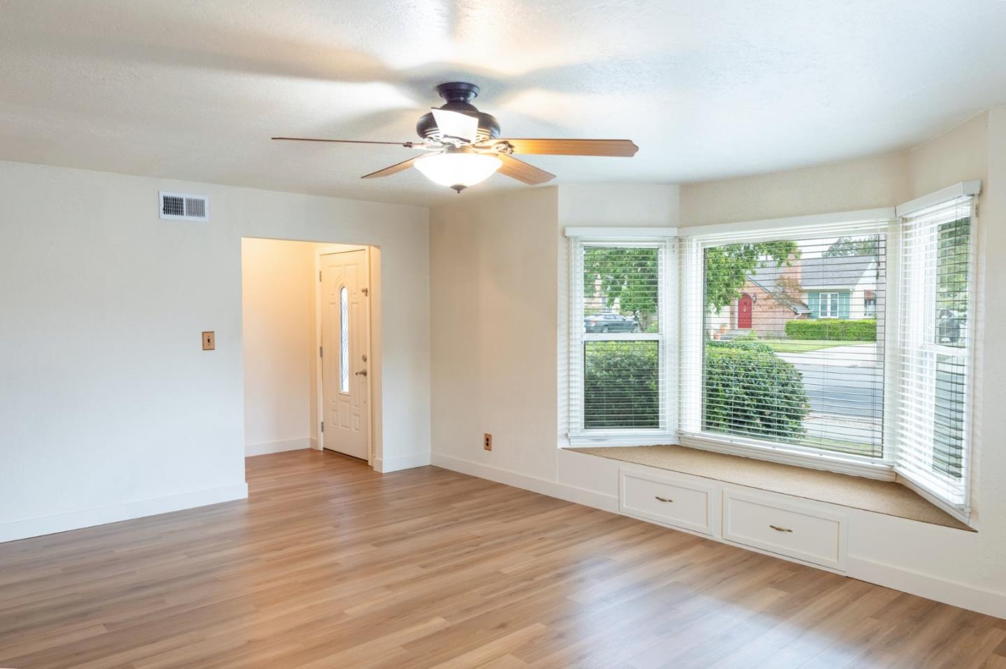Detail Gallery Image 4 of 17 For 30 Catalina Ave, Salinas,  CA 93901 - 3 Beds | 2 Baths