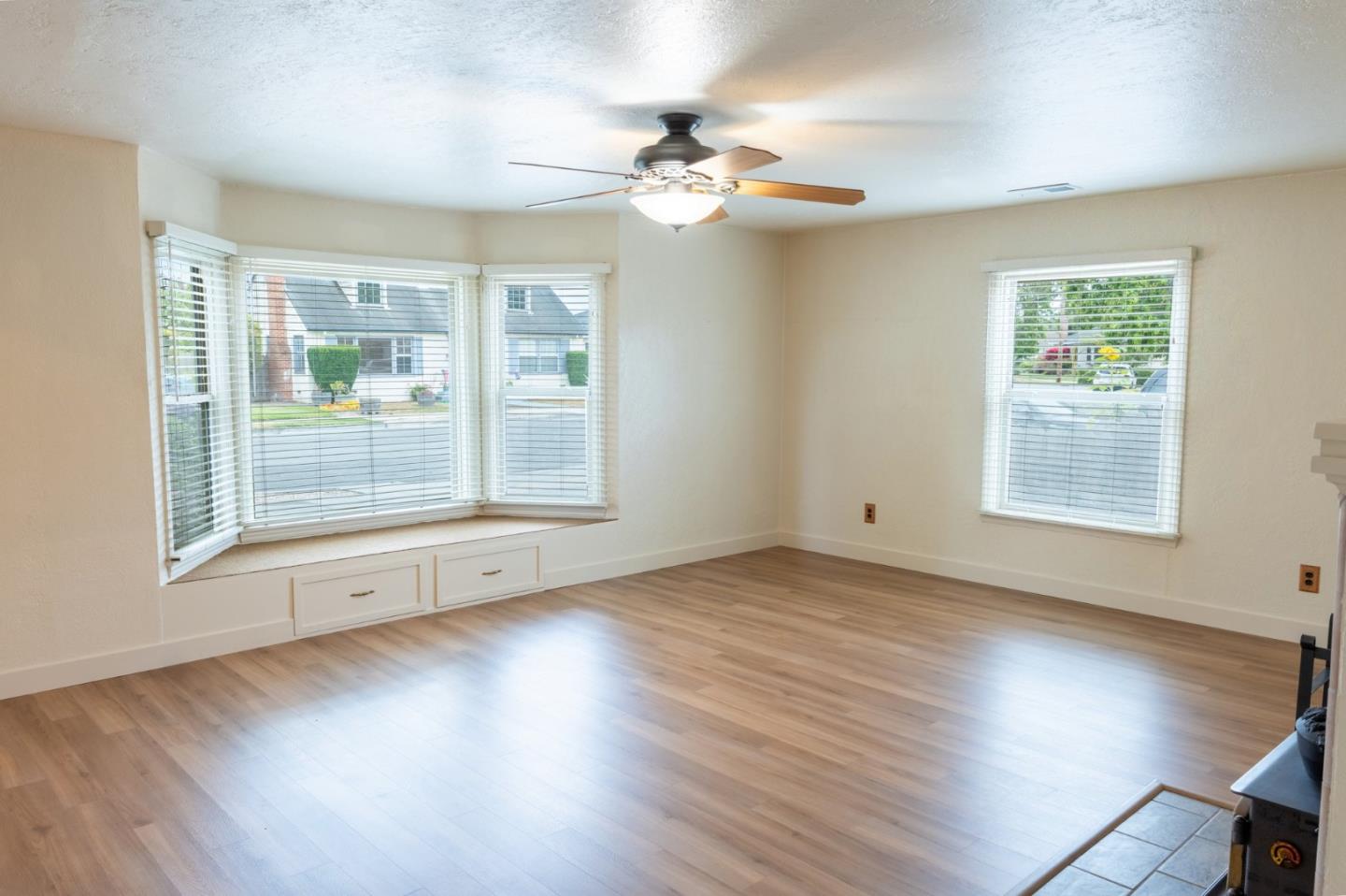Detail Gallery Image 5 of 17 For 30 Catalina Ave, Salinas,  CA 93901 - 3 Beds | 2 Baths