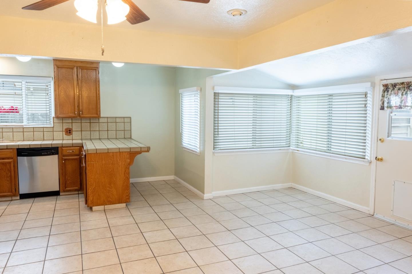 Detail Gallery Image 8 of 17 For 30 Catalina Ave, Salinas,  CA 93901 - 3 Beds | 2 Baths