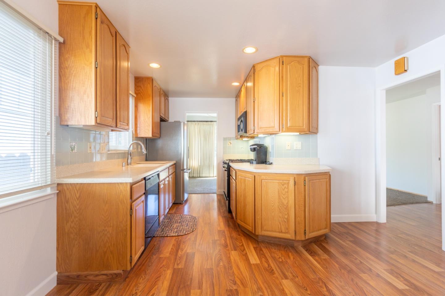 Detail Gallery Image 4 of 21 For 1122 Grand Teton Dr, Pacifica,  CA 94044 - 3 Beds | 2 Baths