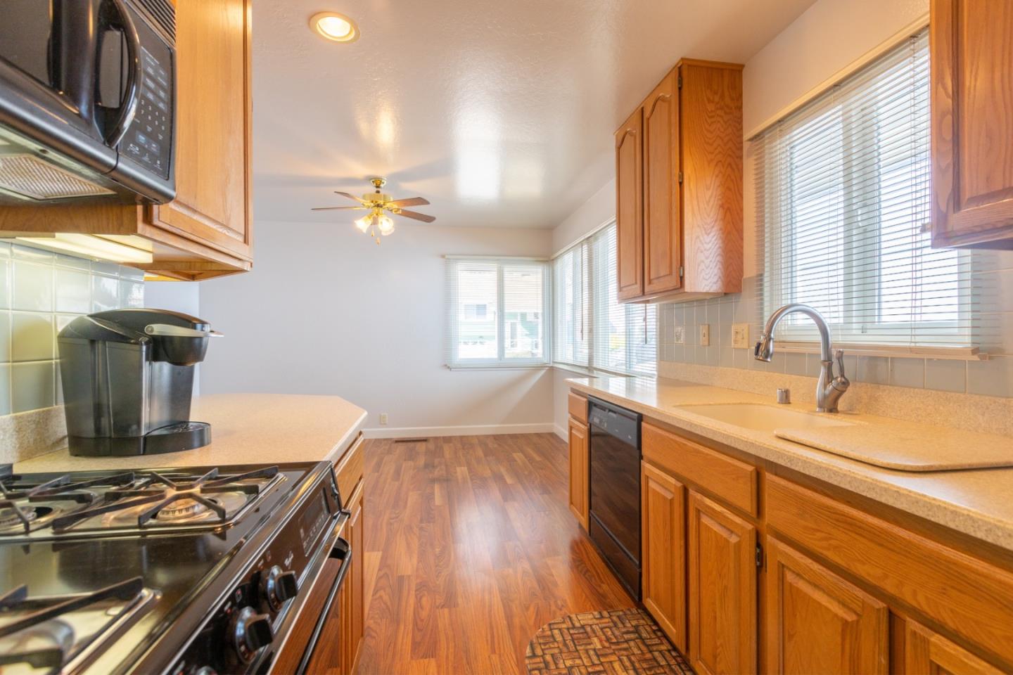 Detail Gallery Image 5 of 21 For 1122 Grand Teton Dr, Pacifica,  CA 94044 - 3 Beds | 2 Baths