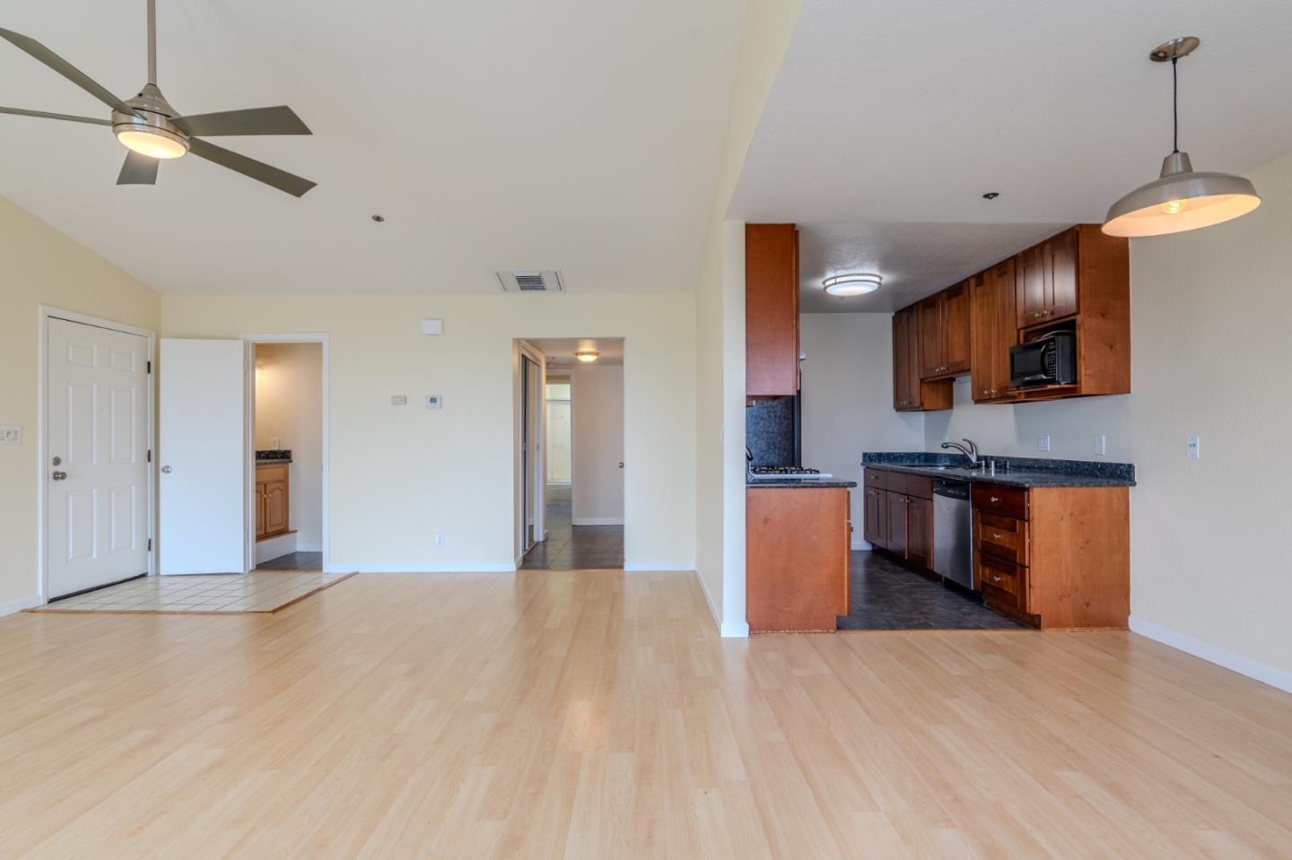 Detail Gallery Image 3 of 10 For 1024 San Luis Cir #724,  Daly City,  CA 94014 - 2 Beds | 1/1 Baths