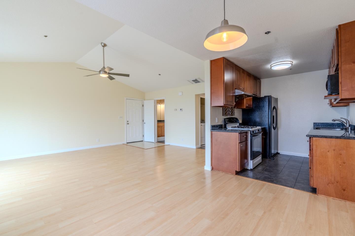 Detail Gallery Image 4 of 10 For 1024 San Luis Cir #724,  Daly City,  CA 94014 - 2 Beds | 1/1 Baths