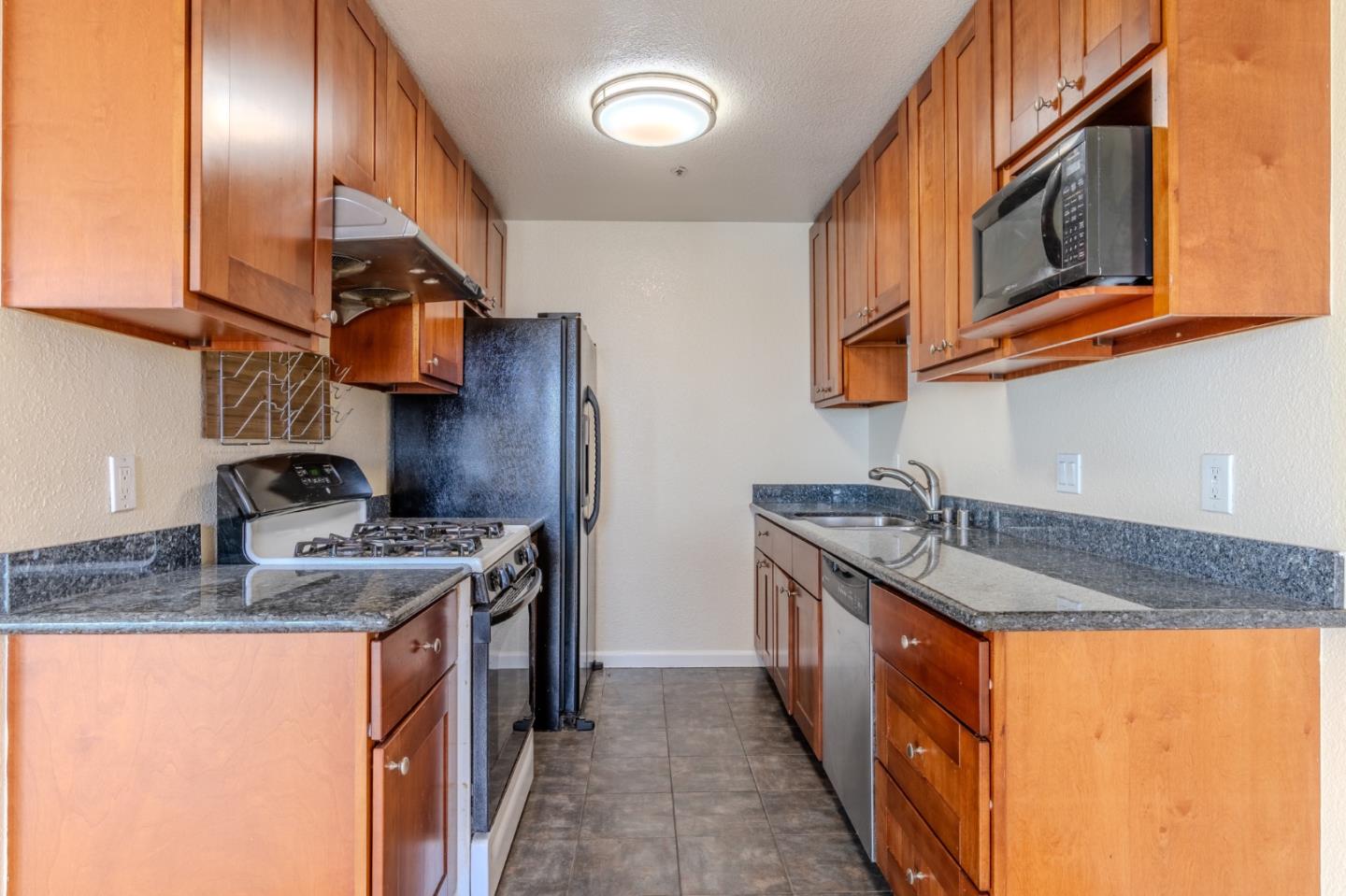 Detail Gallery Image 5 of 10 For 1024 San Luis Cir #724,  Daly City,  CA 94014 - 2 Beds | 1/1 Baths