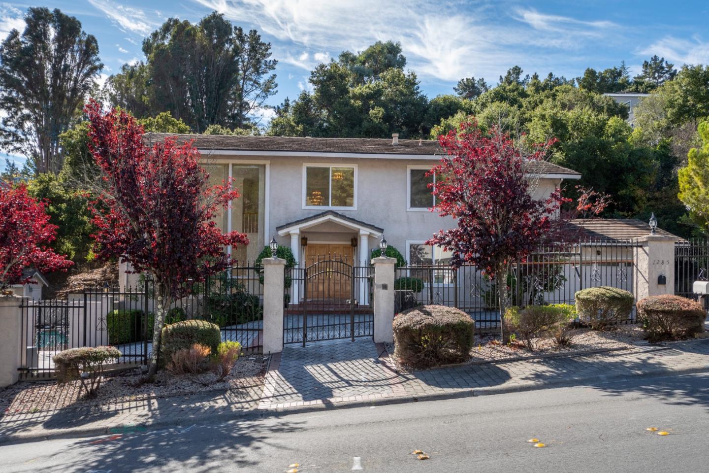Detail Gallery Image 2 of 31 For 1285 Tartan Trail Rd, Hillsborough,  CA 94010 - 5 Beds | 3/1 Baths