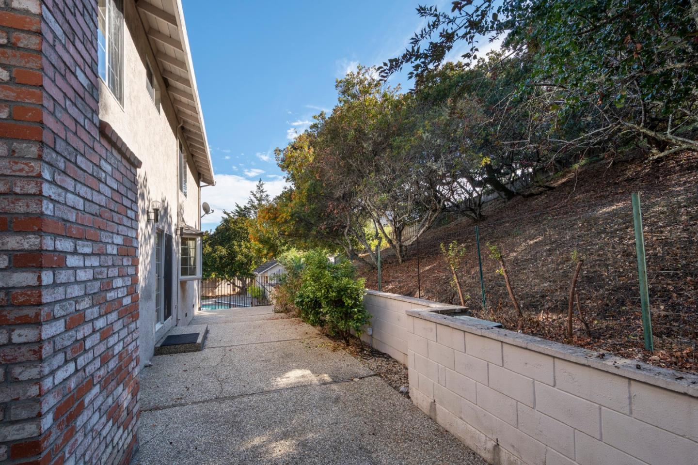 Detail Gallery Image 26 of 31 For 1285 Tartan Trail Rd, Hillsborough,  CA 94010 - 5 Beds | 3/1 Baths