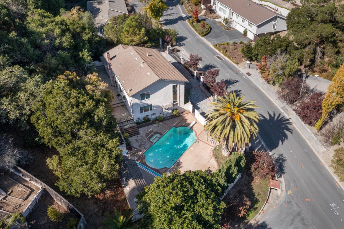 Detail Gallery Image 27 of 31 For 1285 Tartan Trail Rd, Hillsborough,  CA 94010 - 5 Beds | 3/1 Baths