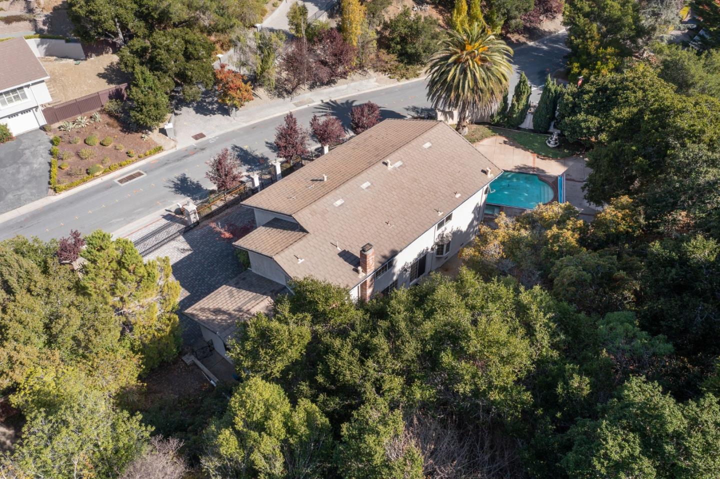 Detail Gallery Image 28 of 31 For 1285 Tartan Trail Rd, Hillsborough,  CA 94010 - 5 Beds | 3/1 Baths