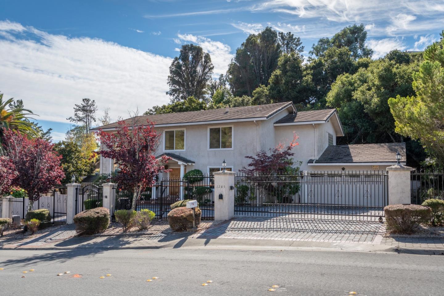 Detail Gallery Image 3 of 31 For 1285 Tartan Trail Rd, Hillsborough,  CA 94010 - 5 Beds | 3/1 Baths