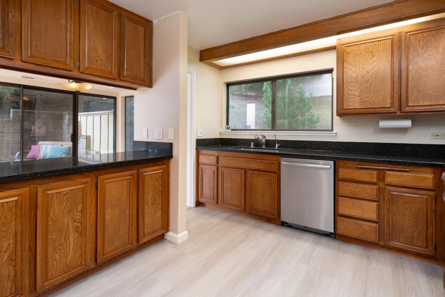 Detail Gallery Image 14 of 44 For 6 Sorrel Ln, San Carlos,  CA 94070 - 3 Beds | 2/1 Baths