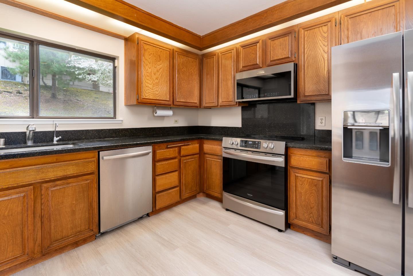 Detail Gallery Image 16 of 44 For 6 Sorrel Ln, San Carlos,  CA 94070 - 3 Beds | 2/1 Baths
