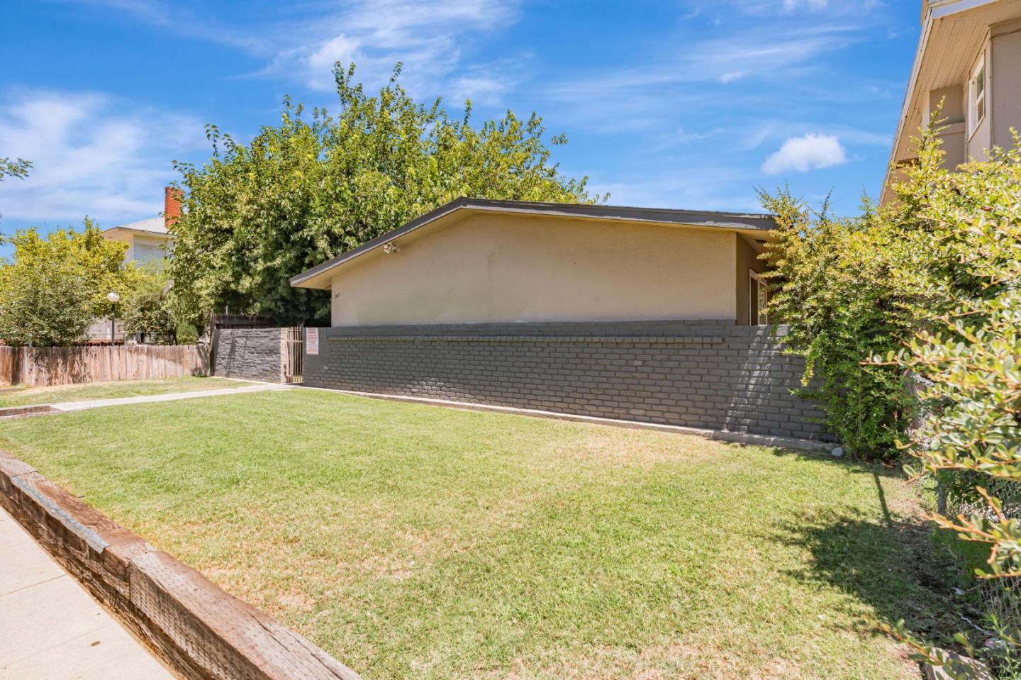 Detail Gallery Image 3 of 19 For 360 N Calaveras St, Fresno,  CA 93701 - – Beds | – Baths