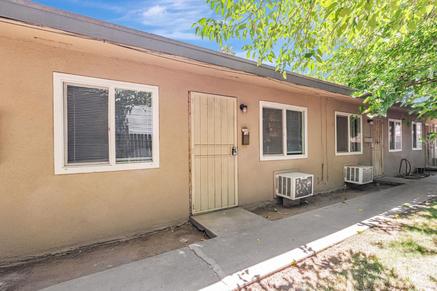 Detail Gallery Image 4 of 19 For 360 N Calaveras St, Fresno,  CA 93701 - – Beds | – Baths