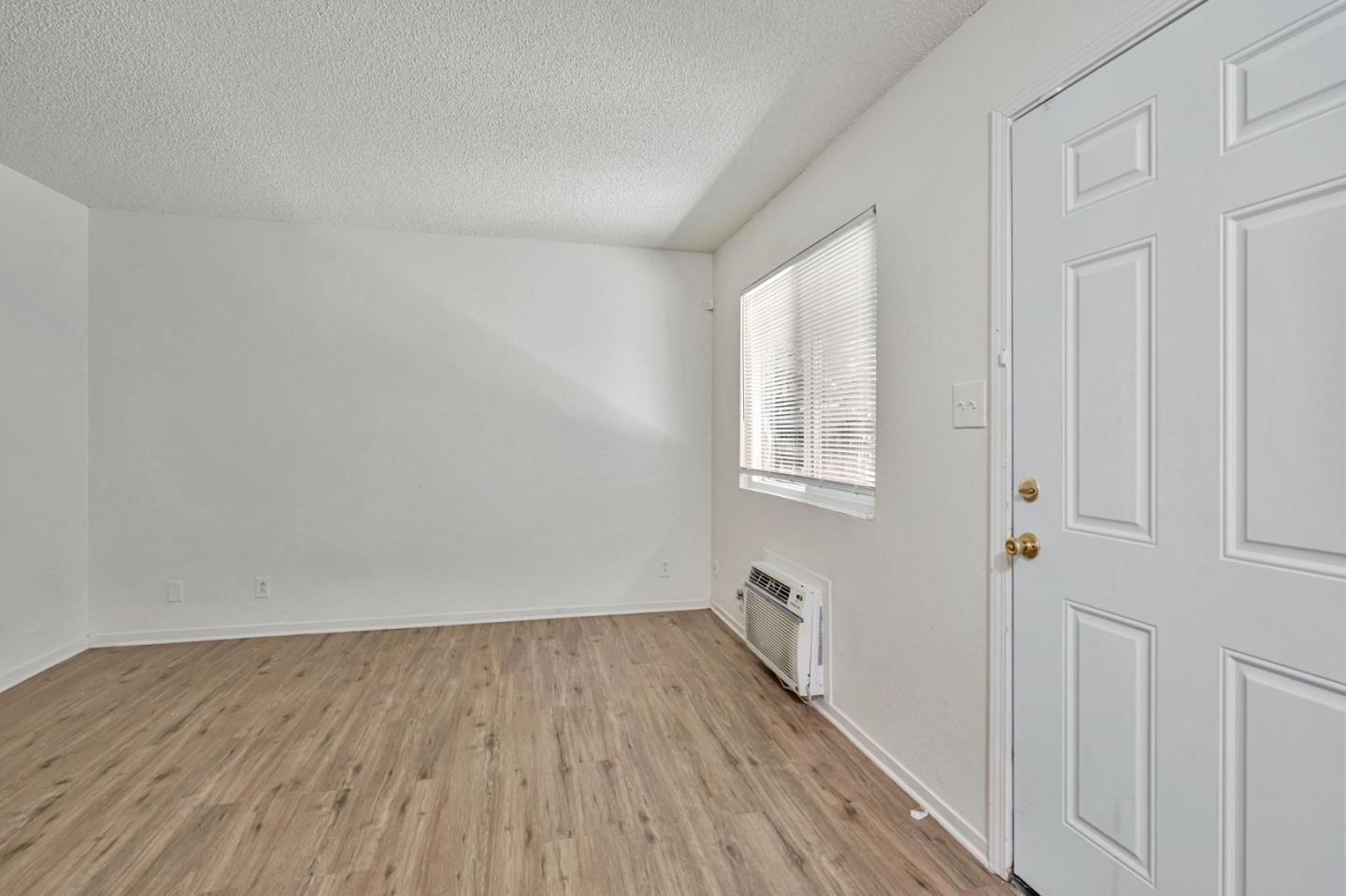Detail Gallery Image 6 of 19 For 360 N Calaveras St, Fresno,  CA 93701 - – Beds | – Baths