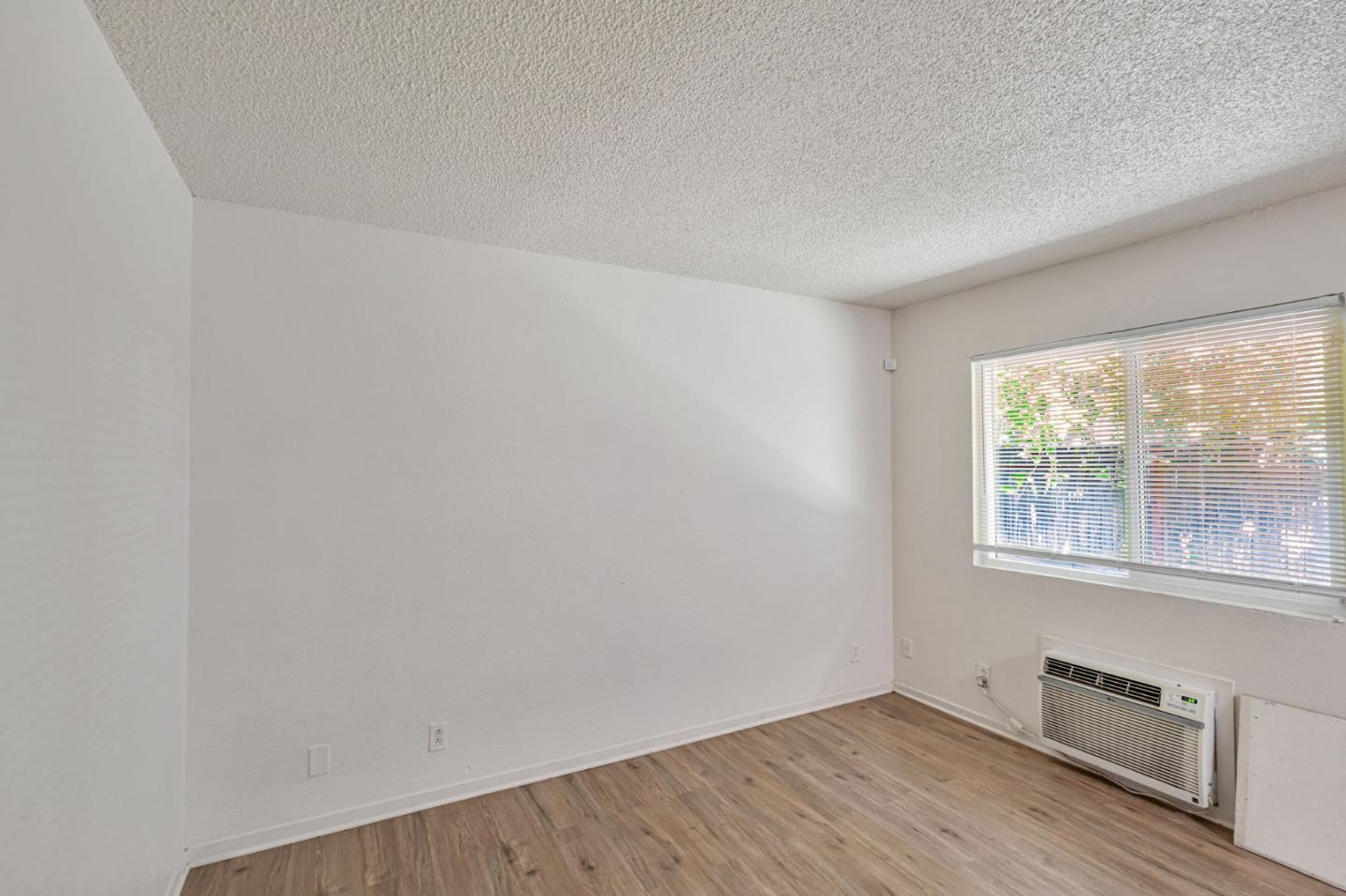 Detail Gallery Image 9 of 19 For 360 N Calaveras St, Fresno,  CA 93701 - – Beds | – Baths