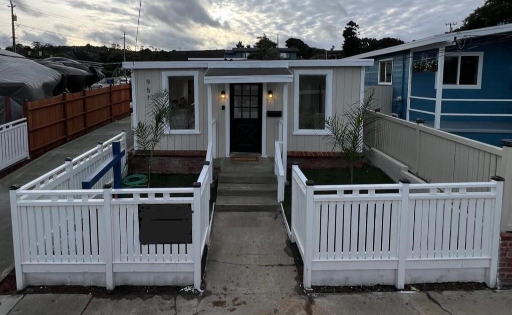 Detail Gallery Image 1 of 32 For 951 Belden St, Monterey,  CA 93940 - 3 Beds | 2 Baths