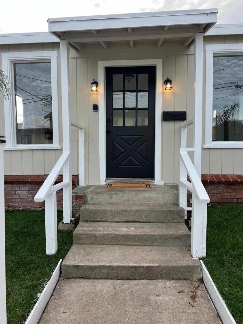 Detail Gallery Image 3 of 32 For 951 Belden St, Monterey,  CA 93940 - 3 Beds | 2 Baths