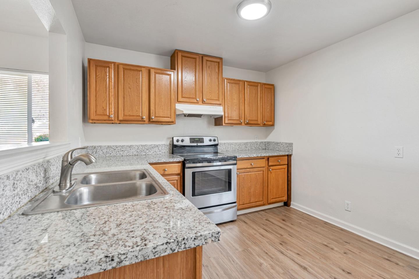 Detail Gallery Image 10 of 27 For 2842 N First St, Fresno,  CA 93703 - – Beds | – Baths