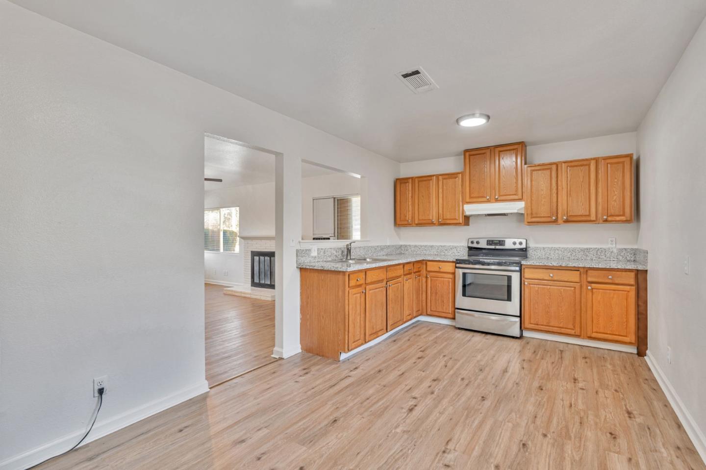 Detail Gallery Image 11 of 27 For 2842 N First St, Fresno,  CA 93703 - – Beds | – Baths