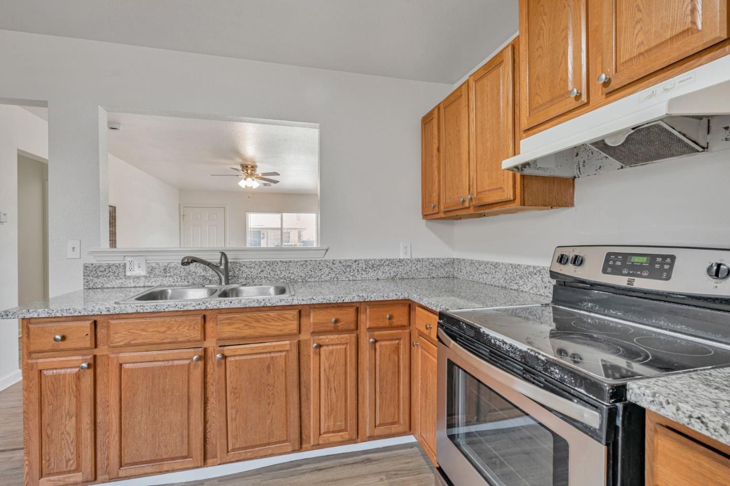 Detail Gallery Image 13 of 27 For 2842 N First St, Fresno,  CA 93703 - – Beds | – Baths