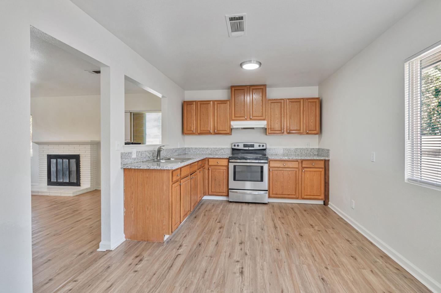 Detail Gallery Image 14 of 27 For 2842 N First St, Fresno,  CA 93703 - – Beds | – Baths