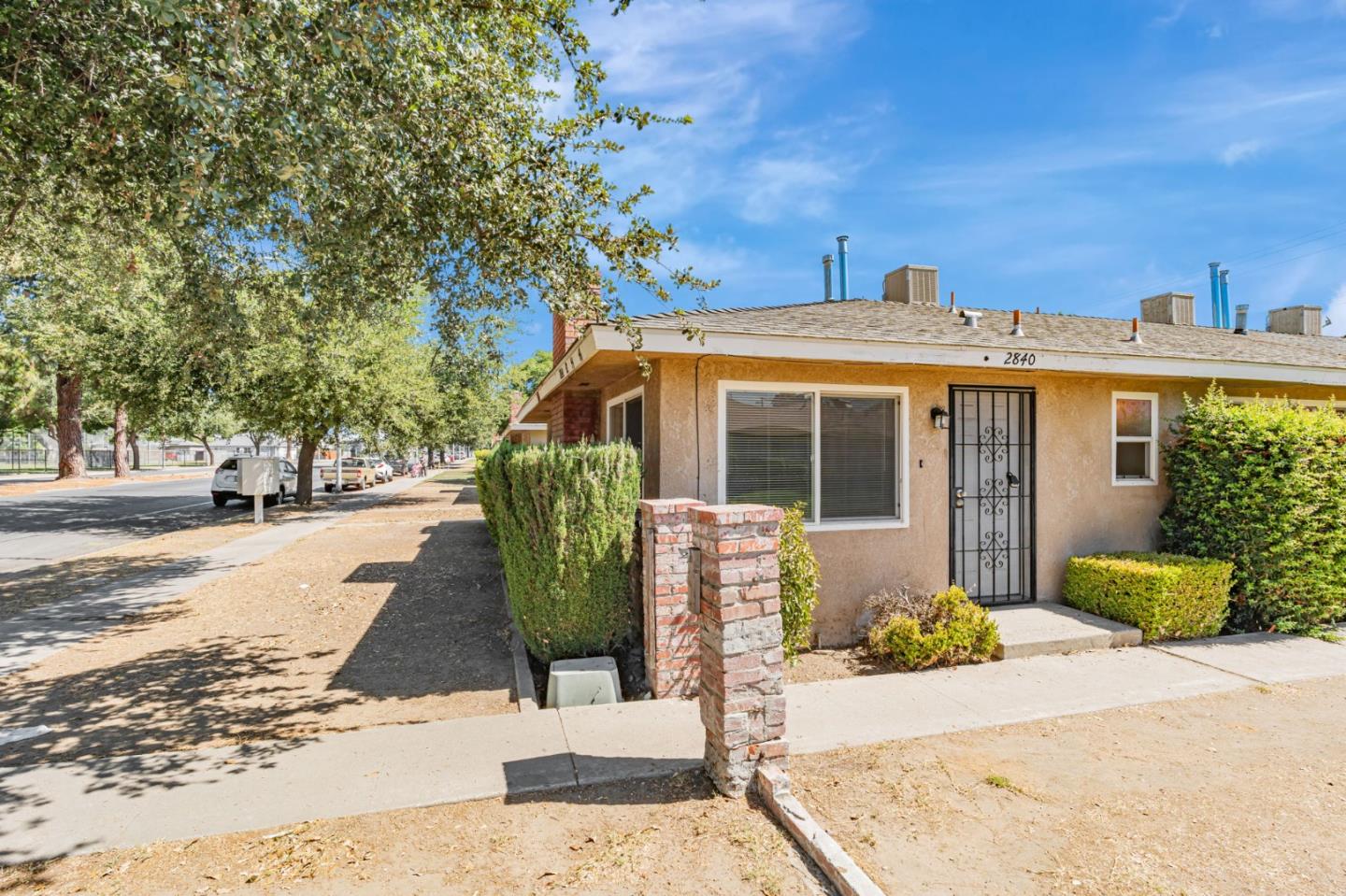 Detail Gallery Image 2 of 27 For 2842 N First St, Fresno,  CA 93703 - – Beds | – Baths