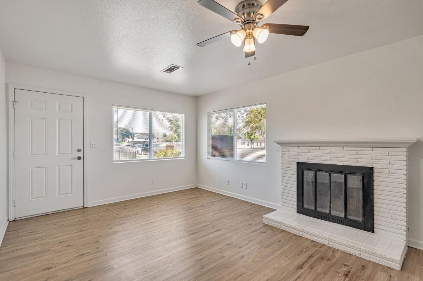 Detail Gallery Image 3 of 27 For 2842 N First St, Fresno,  CA 93703 - – Beds | – Baths