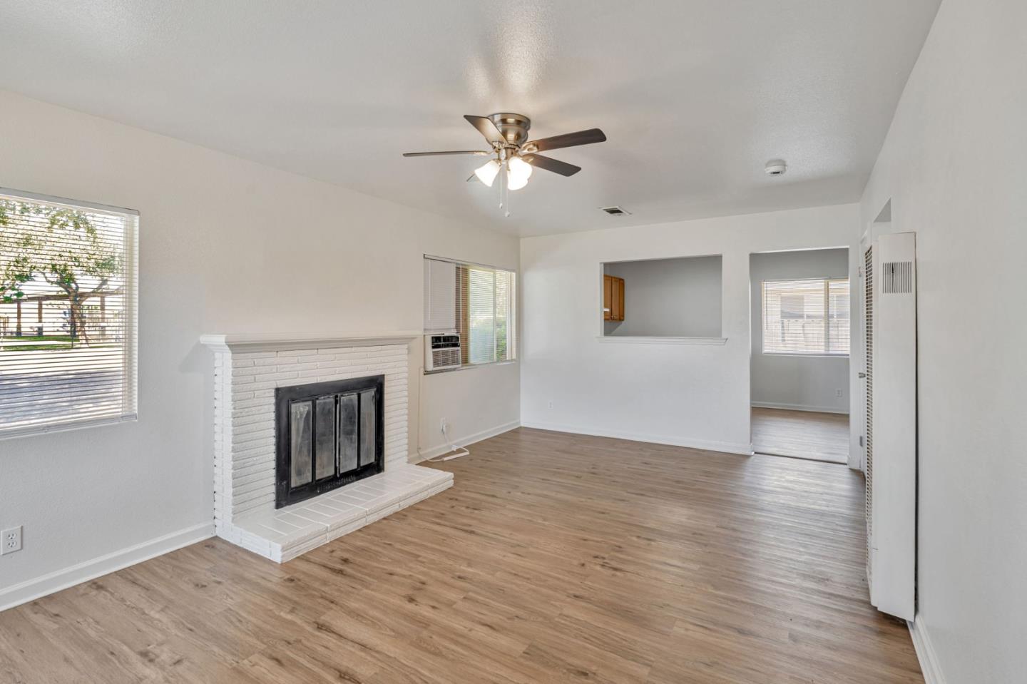 Detail Gallery Image 4 of 27 For 2842 N First St, Fresno,  CA 93703 - – Beds | – Baths