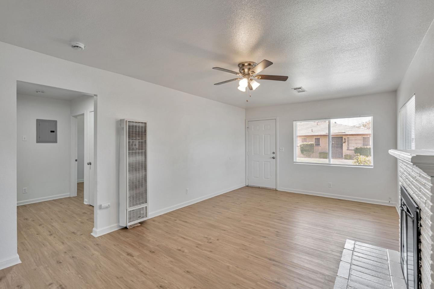 Detail Gallery Image 5 of 27 For 2842 N First St, Fresno,  CA 93703 - – Beds | – Baths