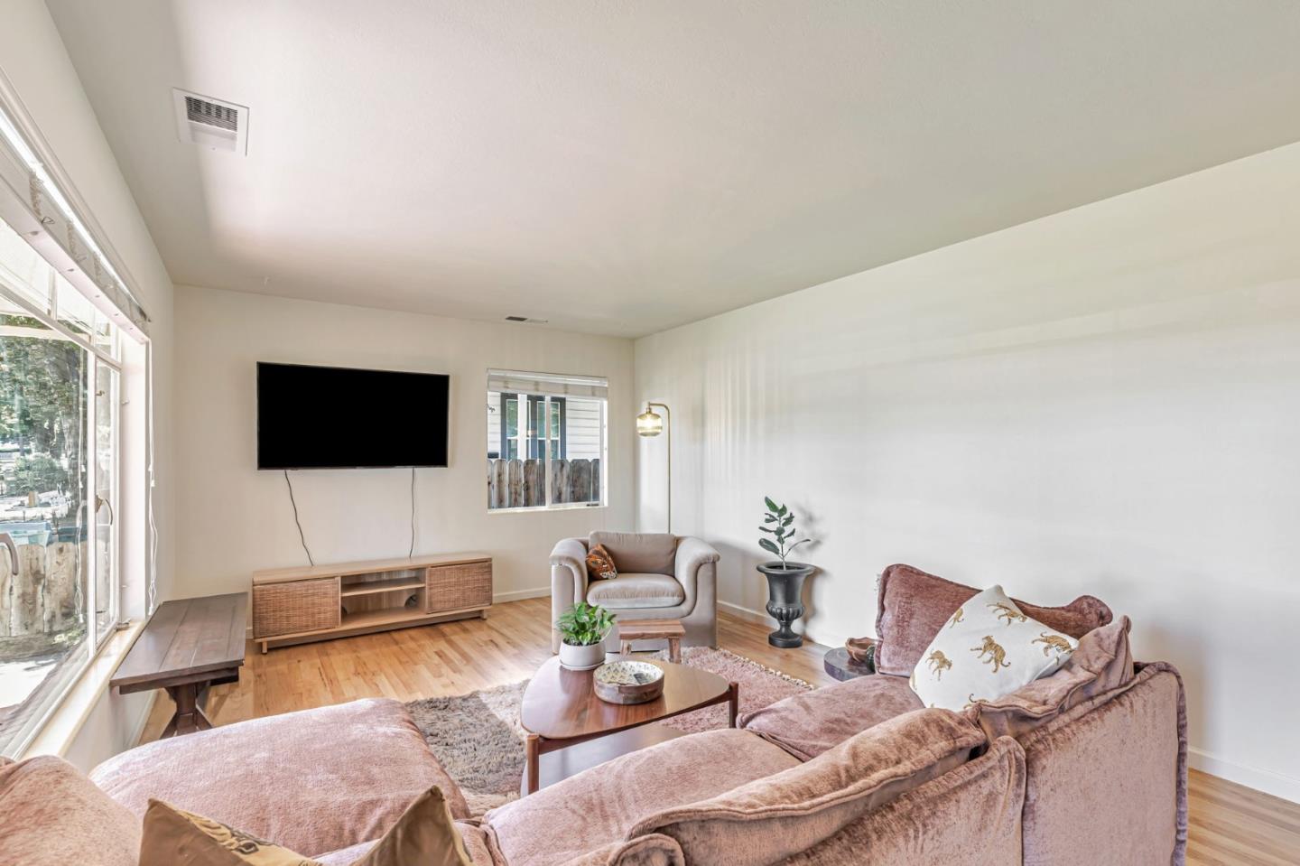 Detail Gallery Image 4 of 19 For 1010 Monterey St, Hollister,  CA 95023 - 2 Beds | 1 Baths