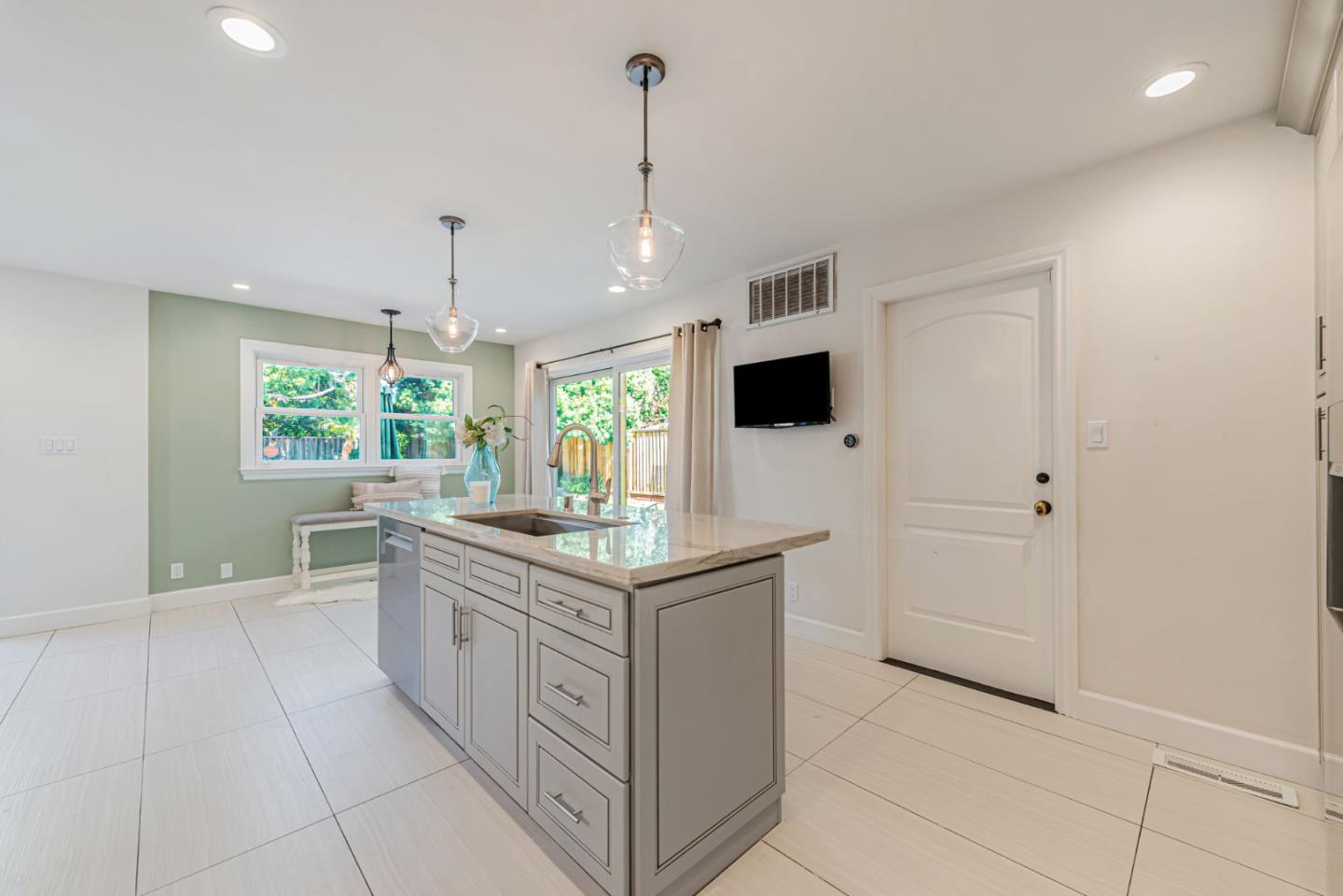 Detail Gallery Image 10 of 55 For 4670 Sherbourne Dr, San Jose,  CA 95124 - 4 Beds | 2/2 Baths