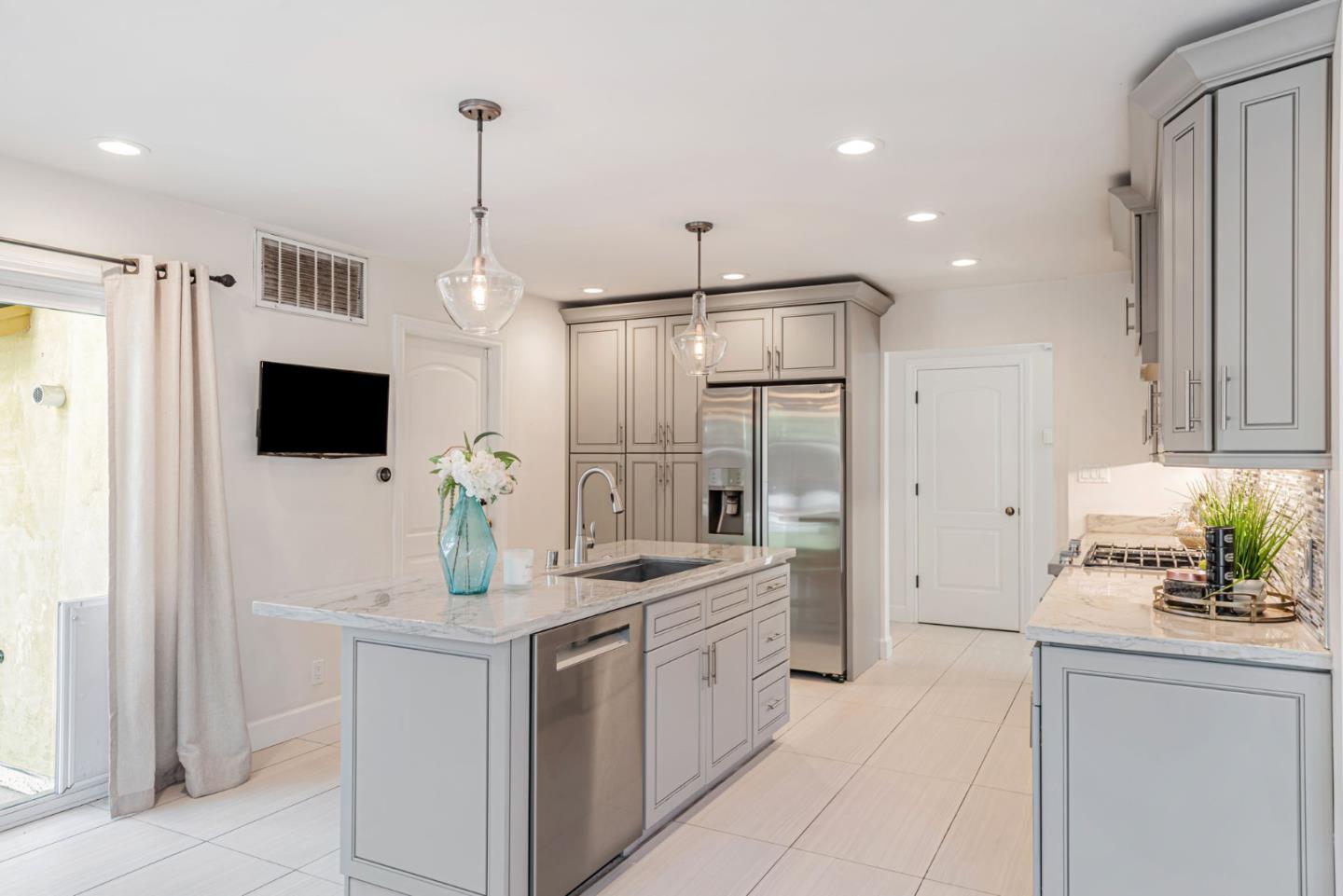 Detail Gallery Image 12 of 55 For 4670 Sherbourne Dr, San Jose,  CA 95124 - 4 Beds | 2/2 Baths