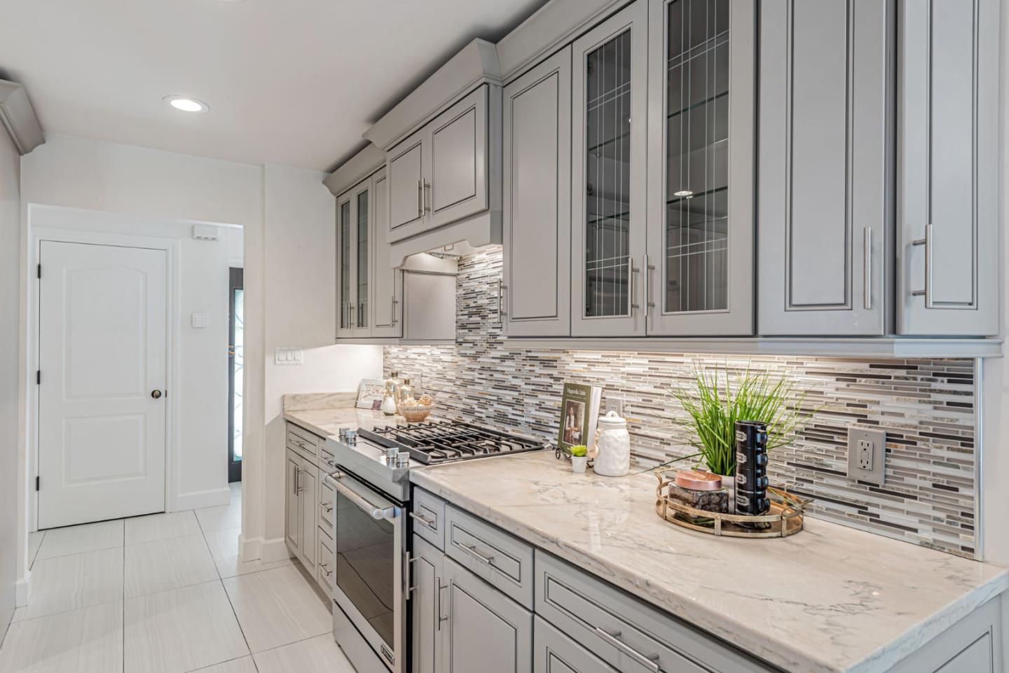 Detail Gallery Image 14 of 55 For 4670 Sherbourne Dr, San Jose,  CA 95124 - 4 Beds | 2/2 Baths