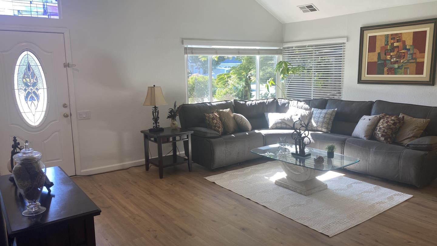 Detail Gallery Image 2 of 30 For 5270 Rio Grande Dr, San Jose,  CA 95136 - 4 Beds | 2/1 Baths
