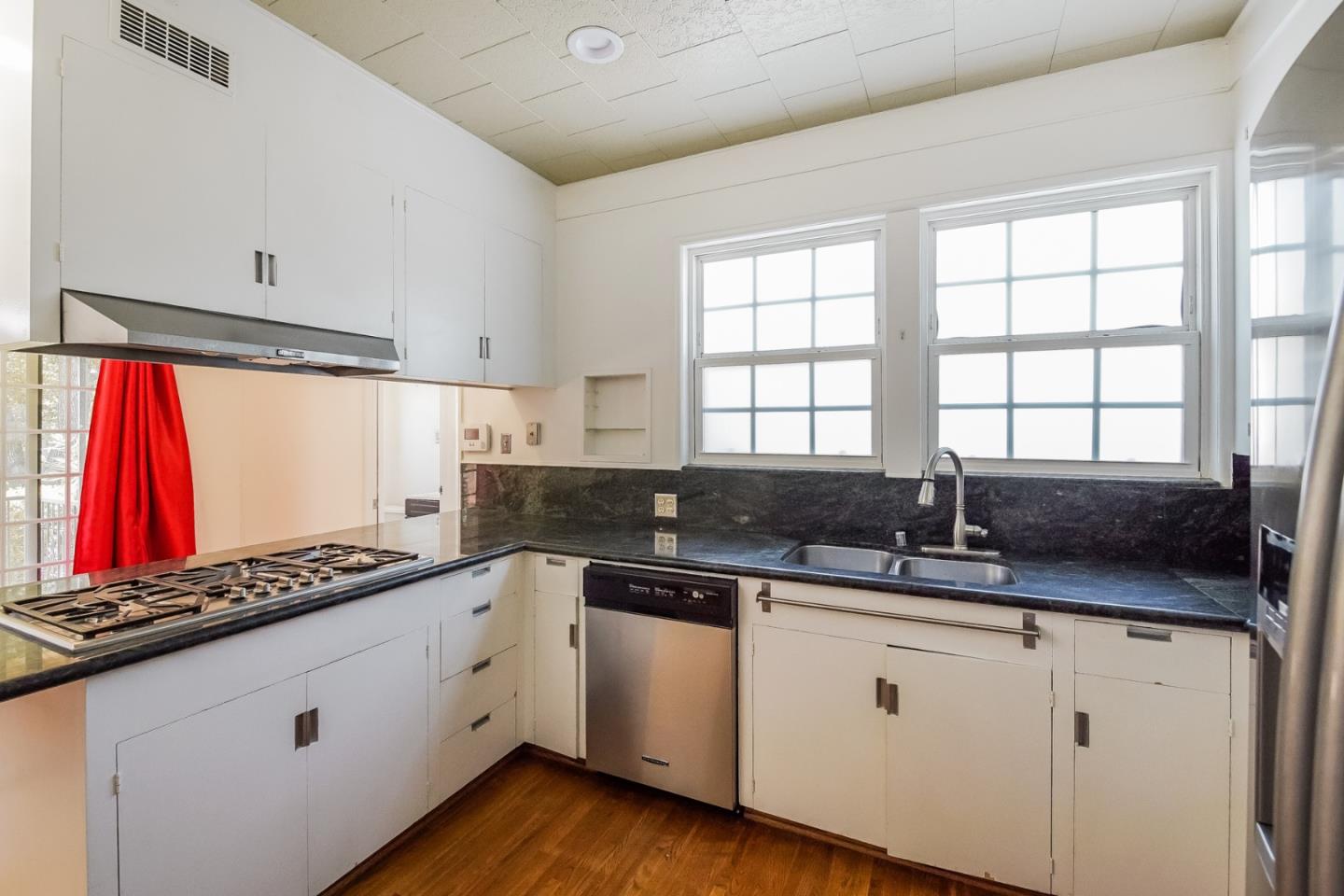 Detail Gallery Image 10 of 26 For 2301 N Commonwealth Ave, Los Angeles,  CA 90027 - 3 Beds | 3/1 Baths