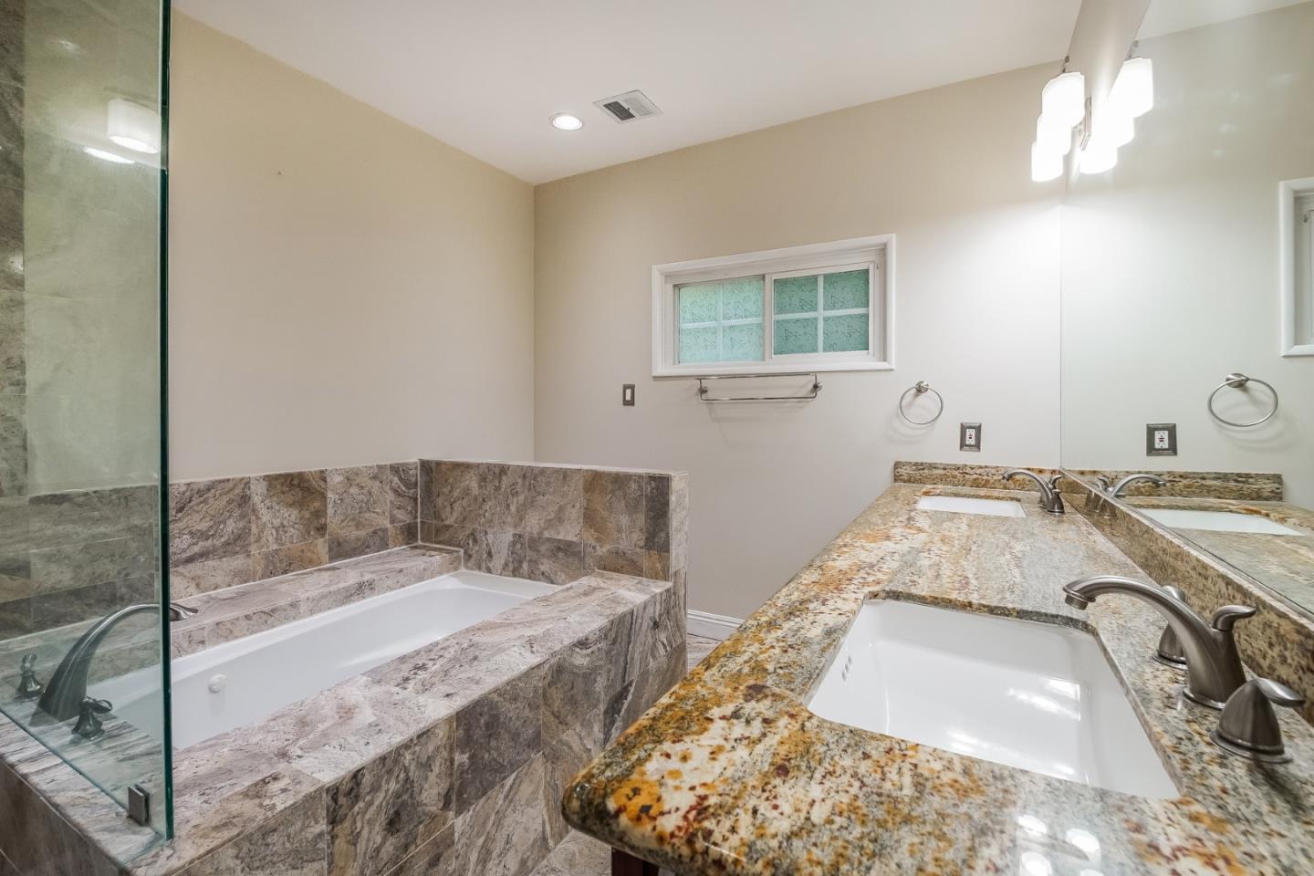 Detail Gallery Image 15 of 26 For 2301 N Commonwealth Ave, Los Angeles,  CA 90027 - 3 Beds | 3/1 Baths