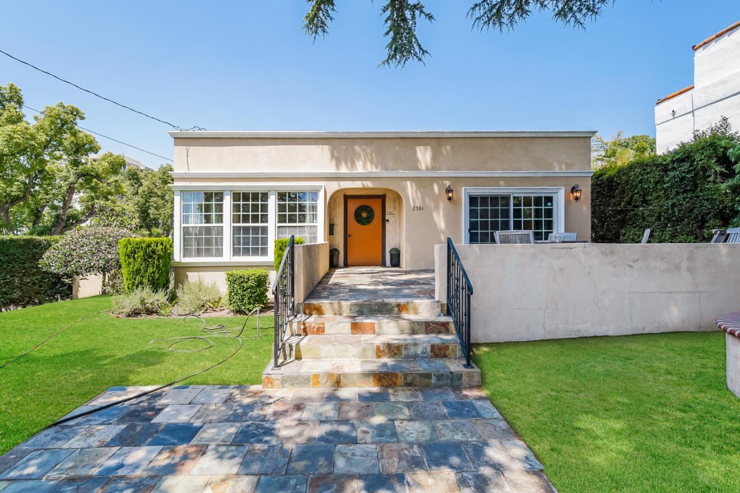Detail Gallery Image 2 of 26 For 2301 N Commonwealth Ave, Los Angeles,  CA 90027 - 3 Beds | 3/1 Baths