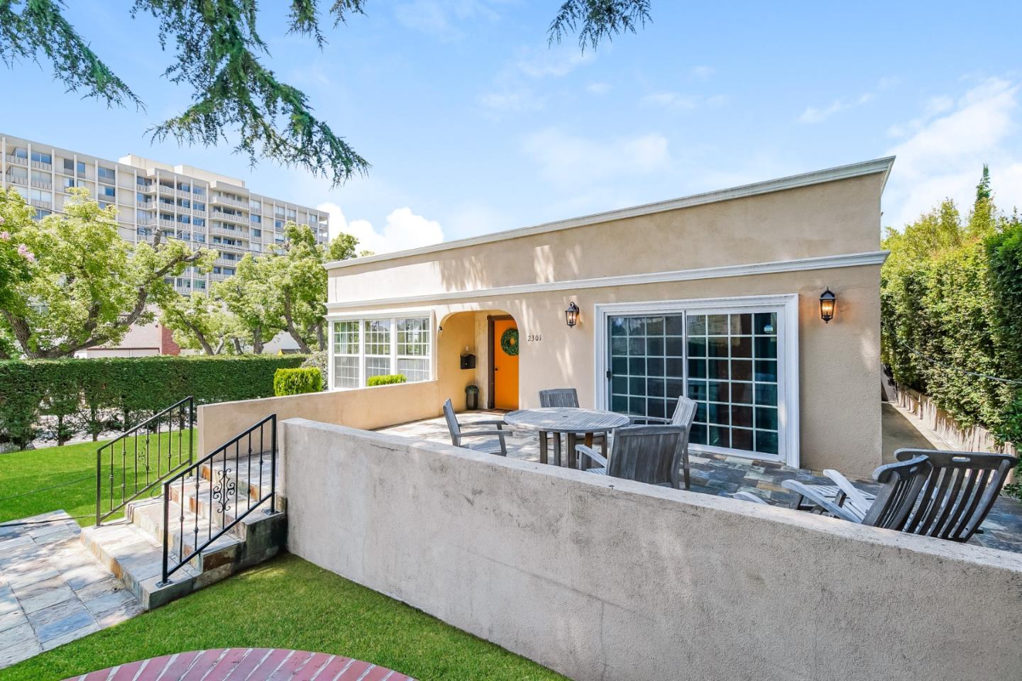 Detail Gallery Image 4 of 26 For 2301 N Commonwealth Ave, Los Angeles,  CA 90027 - 3 Beds | 3/1 Baths