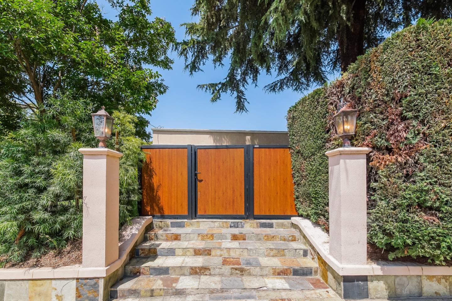 Detail Gallery Image 5 of 26 For 2301 N Commonwealth Ave, Los Angeles,  CA 90027 - 3 Beds | 3/1 Baths